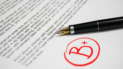 Betyget B+ markerat på en uppsats.