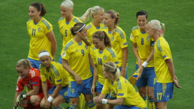 Svenska damlandslaget ihop på fotbollsplanen.