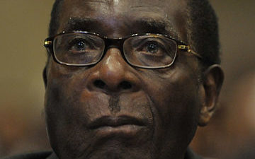 Ex-presidenten Robert Mugabe tittar framåt
