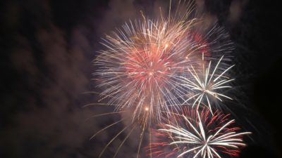 Raketer smäller I luften och ger fina färger på himlen