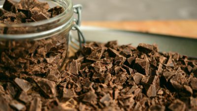 Krossad choklad i en burk och utspritt på ett fat