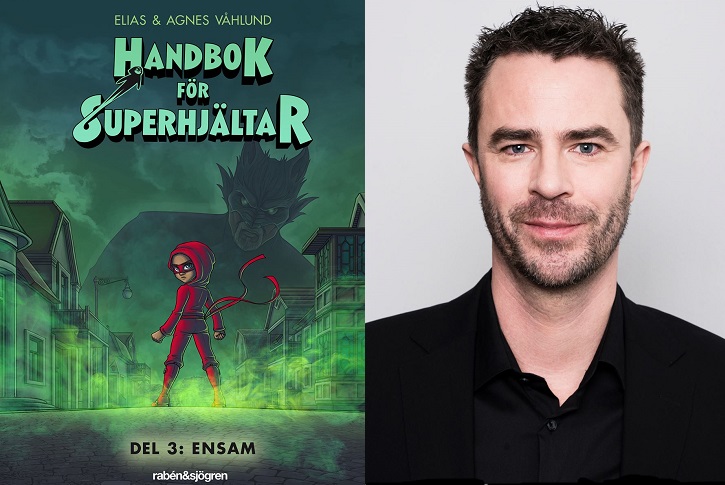 En bild på omslaget och en bild på författaren. Omslaget visar en person i åtsittande kläder och mask som står på en gata mellan massa hus. Ovanför på himlen syns en skugga av något som liknar ett monster. Bilden på författaren visar en man i kavaj och skjorta. Han har kort hår och lite skägg.