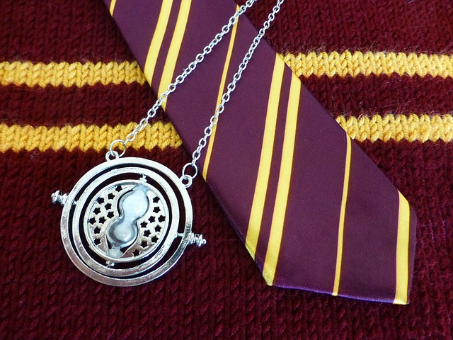 En stickad tröja, en slips och ett halsband från Harry Potter-filmerna.