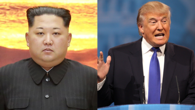 En bild på Kim och en på Trump. Kim har svarta kläder och tittar rakt fram med allvarlig min in i kameran. Han har kort svart hår som ligger bakåtkammat, små ögonbryn och dubbelhaka. Trump står i en talarstol och pratar. Han viftar med ena handen och har öppen mun. Han har kostym med slips och kort, tunt håår som han har kammat fram över huvudet.