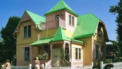 Villa Villekulla med sina gula väggar och gröna tak.