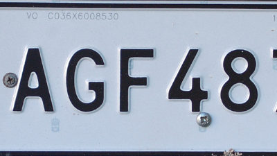 En registreringsskylt med bokstäverna AGF och siffrorna 487