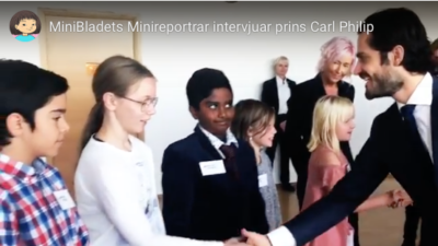 Fem minireportrar skakar hand med prins Carl Philip.