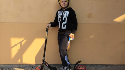 Filip och sparkcykel