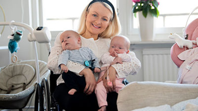 Foto på Matilda när hon håller sina två bebisar.