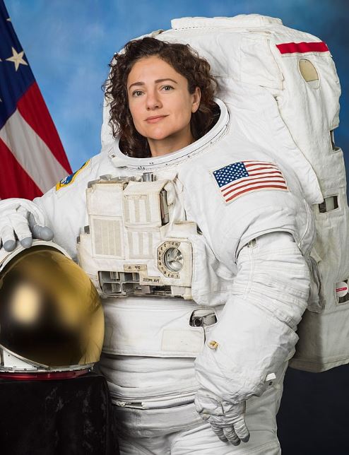 Jessica Meir i en astronautdräkt