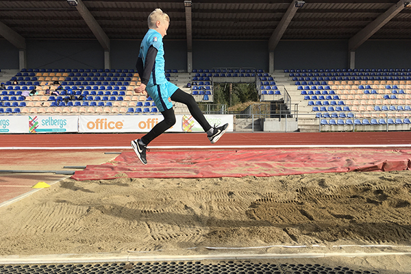 Noah Käck hoppar.