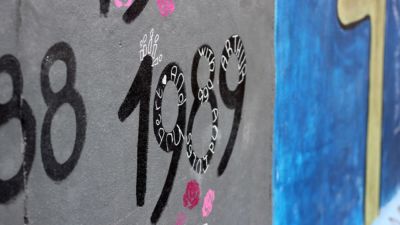 En bit av berlinmuren där någon har klottrat "1989"