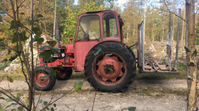 Ett foto på en röd traktor som heter Buster