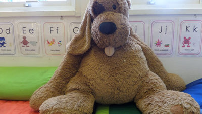 Foto på en stor gosehund som finns på förskolan i Karlskrona.