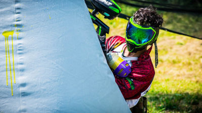 Foto på en person som spelar paintball.