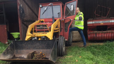 Foto på pappan med en traktor.