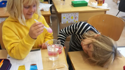 Foto på Linnea och Dante i klassrummet.