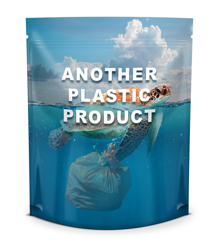 Skäldpadda simmar i havet med en plastpåse under sig.