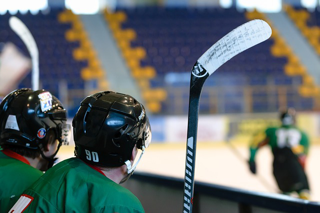 Foto från läktaren på en hockeymatch.