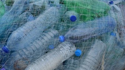 Foto på plastflaskor.