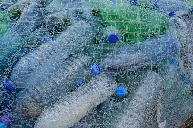 Foto på plastflaskor.