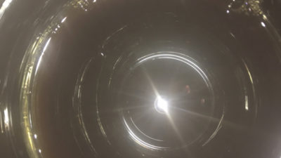 Ett foto rakt ner i en kaffekopp.