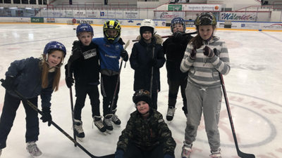 Foto på Lovisa Ottosson, Alve Folkesson, William Åkeson, Viggo Hasselberg, Saga Brolin och längst fram David Öström. när de spelar hockey.