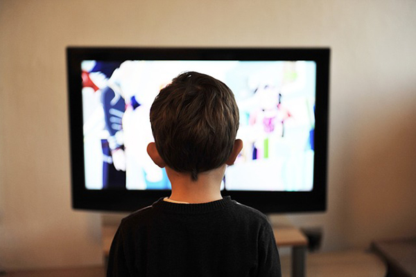 Ett barn som tittar på tv.