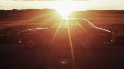 Foto på en Volvo Amazon i solnedgången.