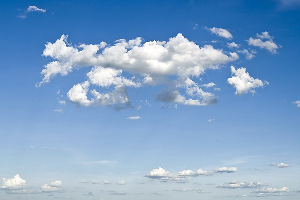 En blå himmel med ett moln på.
