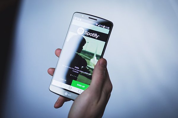 Foto på mobil med Spotify.