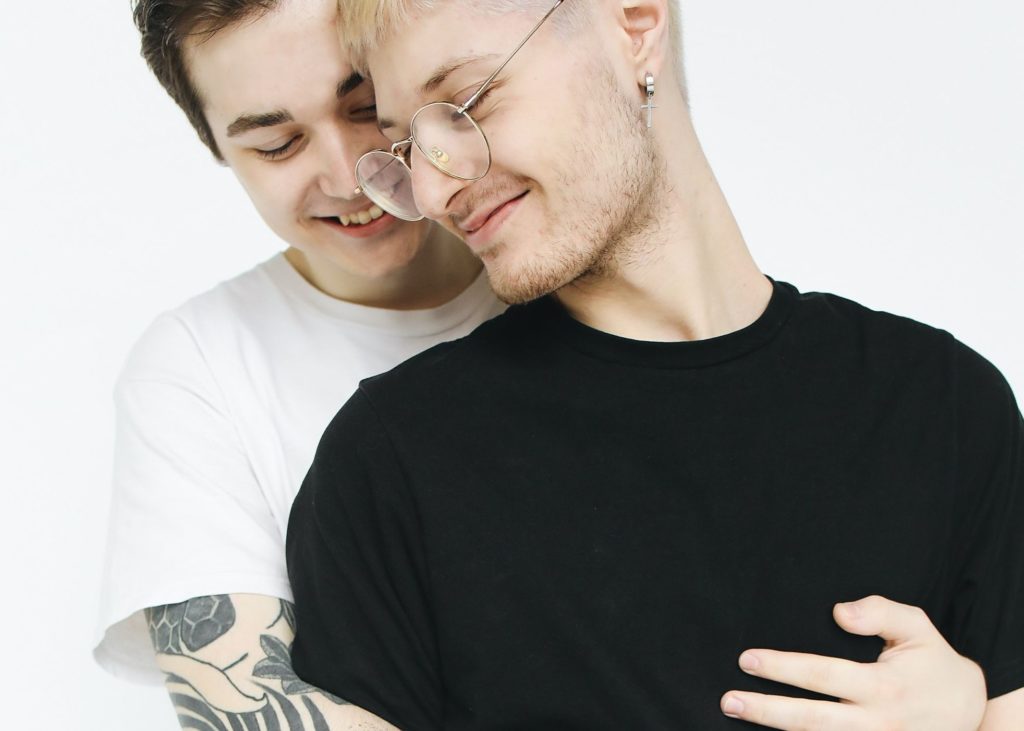 Två personer som håller om varandra.