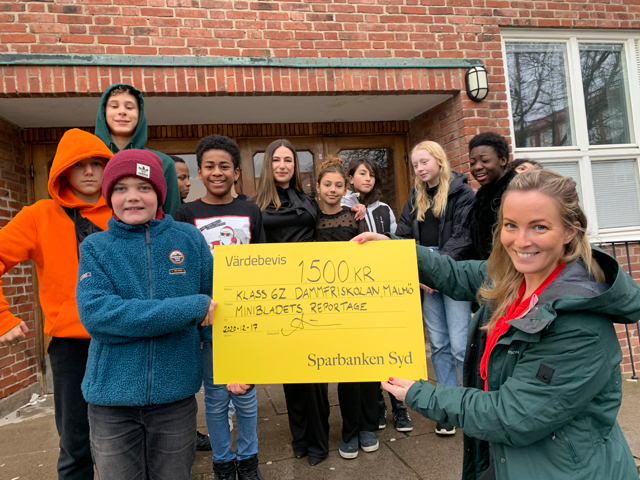 Frans tar emot pris från sparbanken Syd