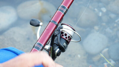 Närbild på en person som fiskar.