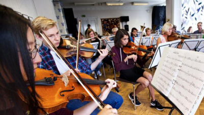 Musikskoleelever som spelar i en stråkorkester.