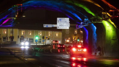 Foto från Hinsetunneln som är upplyst i regnbågens färger.