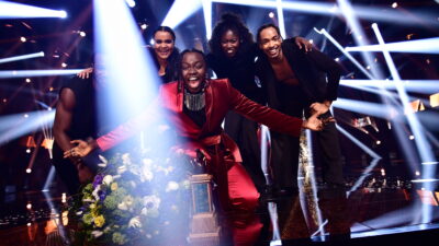 Tusse tillsammans med sina fyra dansare