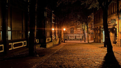 Vy över en gata på natten.