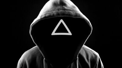 En mörkklädd deltagare i serien Squid Game.