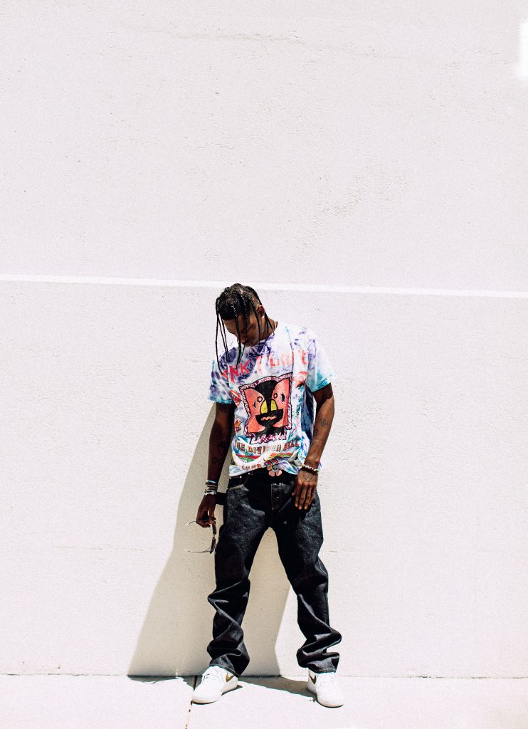 Travis Scott ståt mot en vägg.