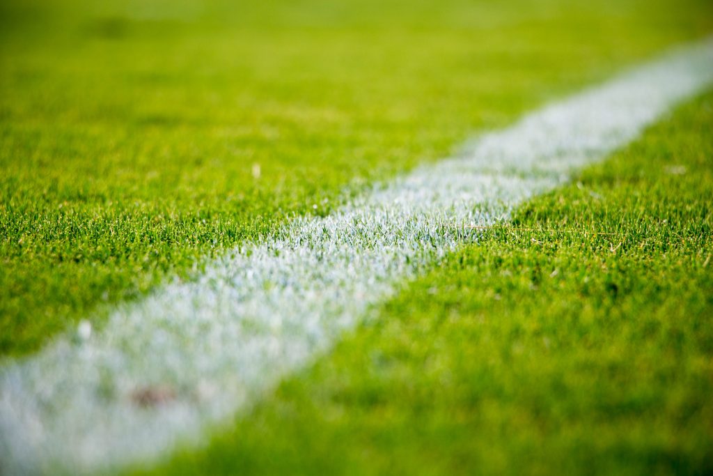 Närbild på en linje på en fotbollsplan