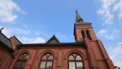 En röd tegelkyrka.