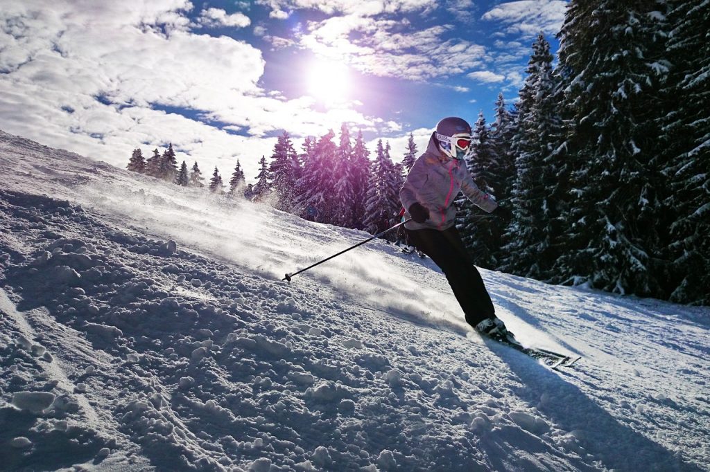 Person som åker skidor.
